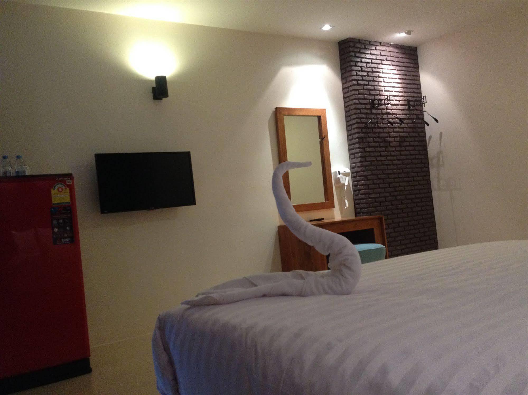 Dfeel House Hostel Patong Exterior photo